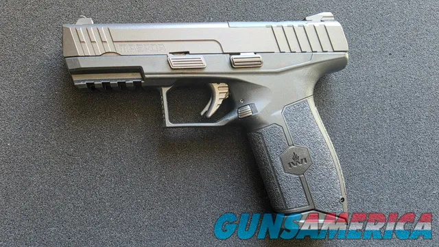 IWI Masada 9mm pistol with 6 magazines