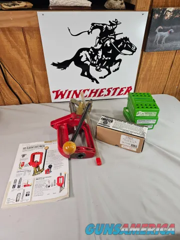 8905  Reloading accessories . Lee Classi...