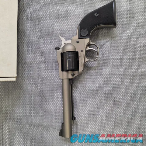 Ruger Super Wrangler 5-1/2 in 6 Shot Revolver Silver CKT .22lr & WINMAG Cyl.