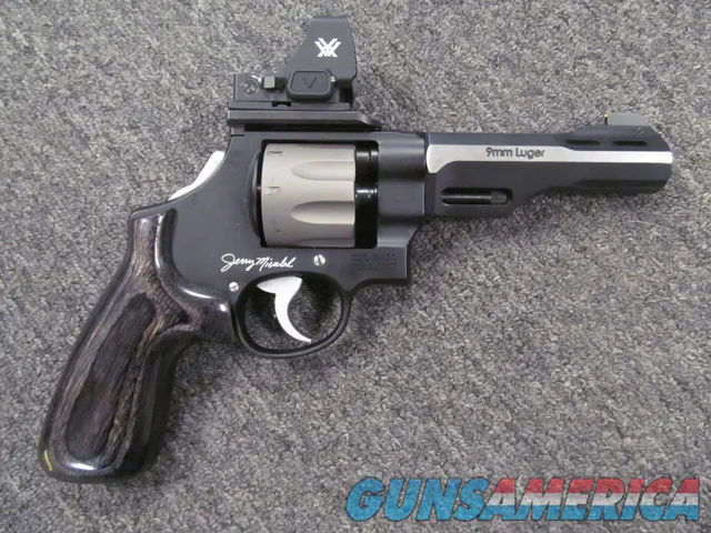 Smith & Wesson Model 327 Performance Cen...
