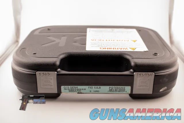 Glock 17 Gen 4 9mm – Like-New, 3 Mags, Backstraps, Hard Case