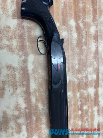 Beretta 688 12ga 32" *hardly used/ has original case and chokes* 