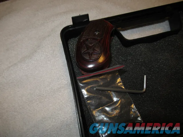 LNIB Bond Arms Mini Snake Slayer, 4 Diff Barrel Combos, 3 Diff Grip Combos, 22 LR Sleeve 