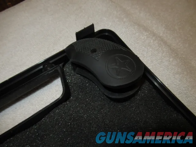 LNIB Bond Arms Mini Snake Slayer, 4 Diff Barrel Combos, 3 Diff Grip Combos, 22 LR Sleeve 