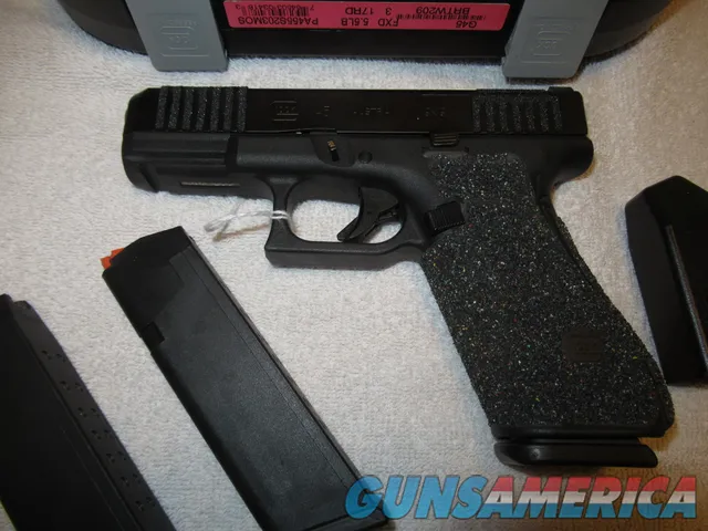 Like New Glock 45, 9mm, Talon Grip, 3 17rnd Mags, 4" Barrel, Glock MOS Adapter Set