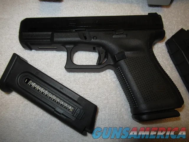 Like New Glock G44, 22lr, 4" Barrel, 3 10rnd Mags, Extra Backstraps