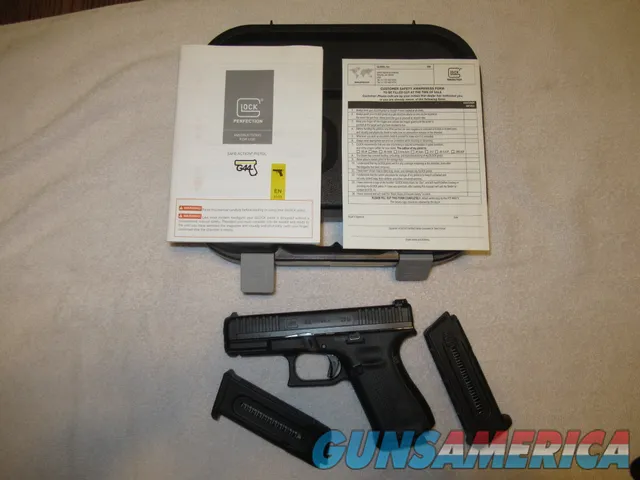 Like New Glock G44, 22lr, 4" Barrel, 3 1...