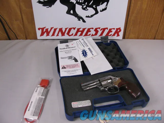 8045 Smith and Wesson Model 686 plus Deluxe 357 Magnum,