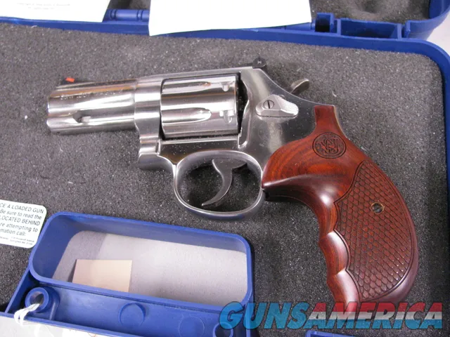 8045 Smith and Wesson Model 686 plus Deluxe 357 Magnum,