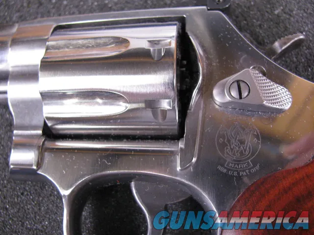 8045 Smith and Wesson Model 686 plus Deluxe 357 Magnum,