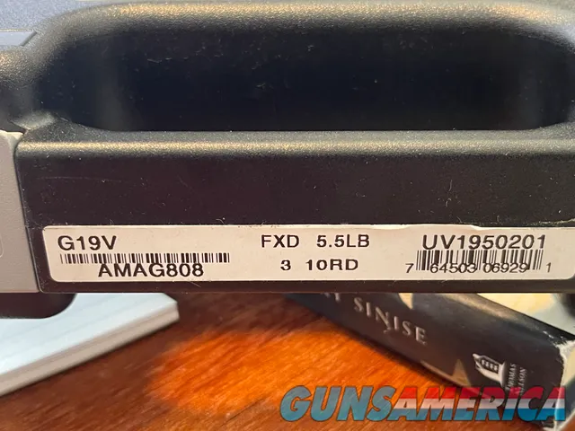 Glock 19 Gen5 9mm w/ 3x 10-Round Mags
